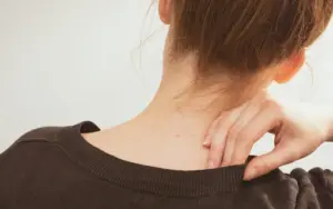 猫背を改善する方法は？原因や姿勢を矯正せず放置する3つのリスクを解説