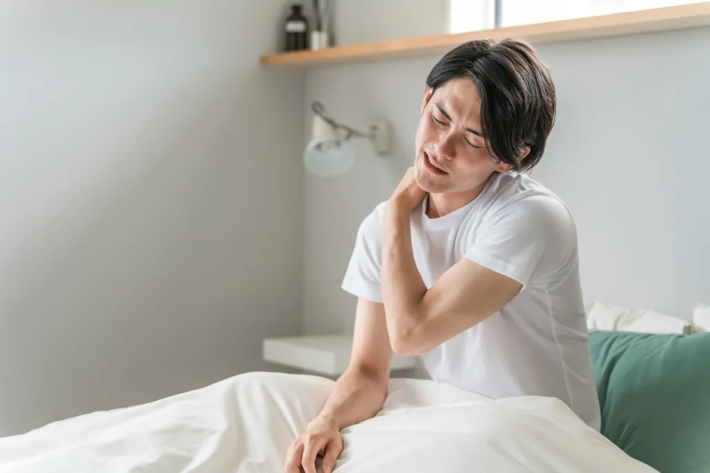 寝違えは整体で対応している？原因や症状・施術内容・整体に行くタイミングを解説