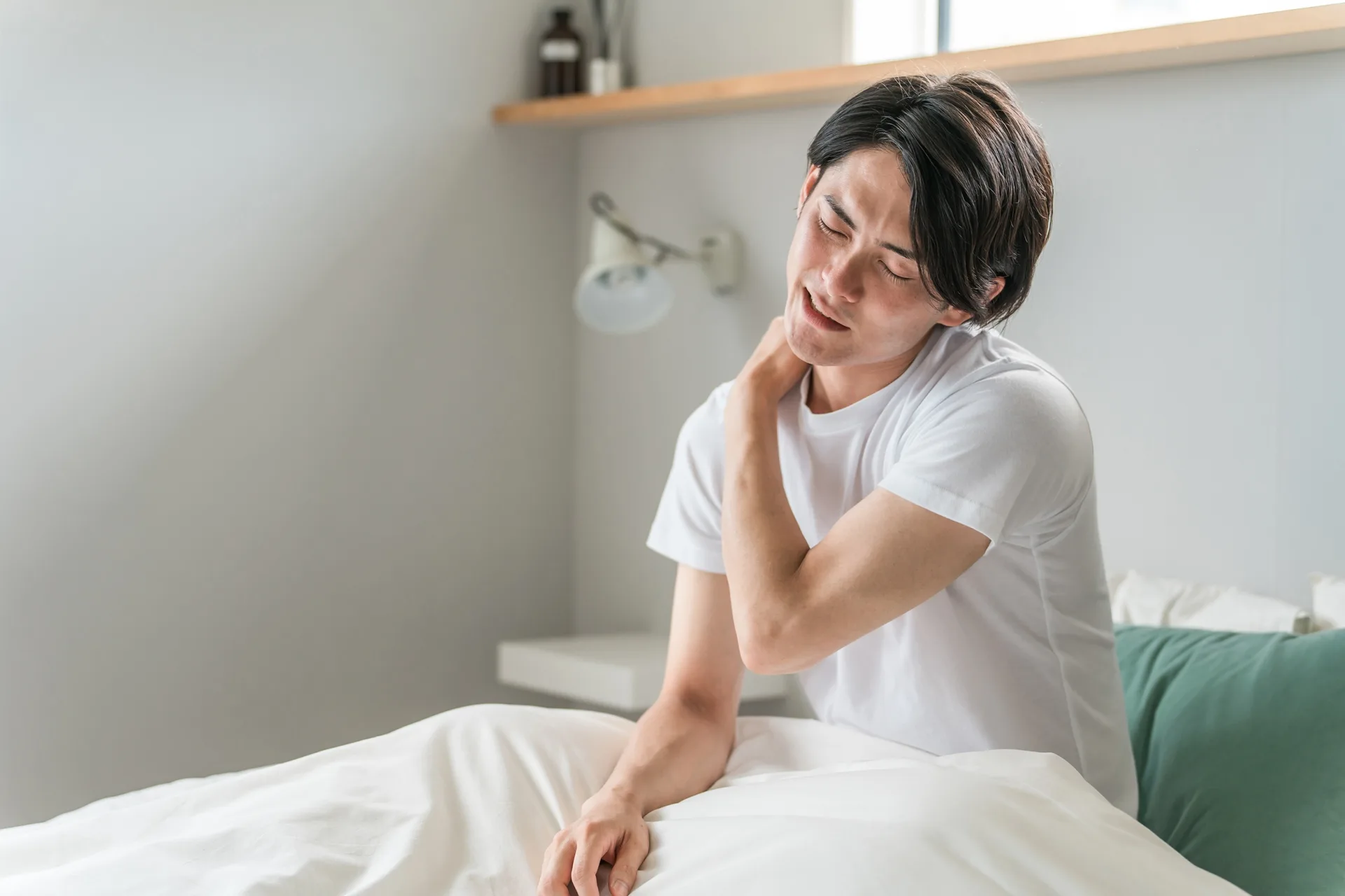寝違えは整体で対応している？原因や症状・施術内容・整体に行くタイミングを解説