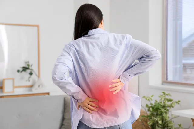 ぎっくり腰の痛みは安静が正解？整体院に行くタイミングと受診の目安