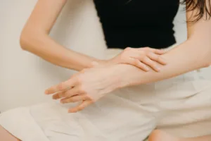 腕の痛みは何が原因？部位別の見分け方と整体に行く前の確認点